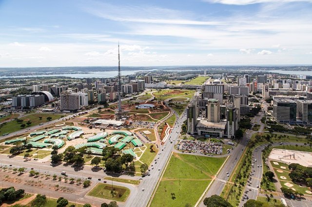 800px-Brasilia_aerea_eixo_monumental